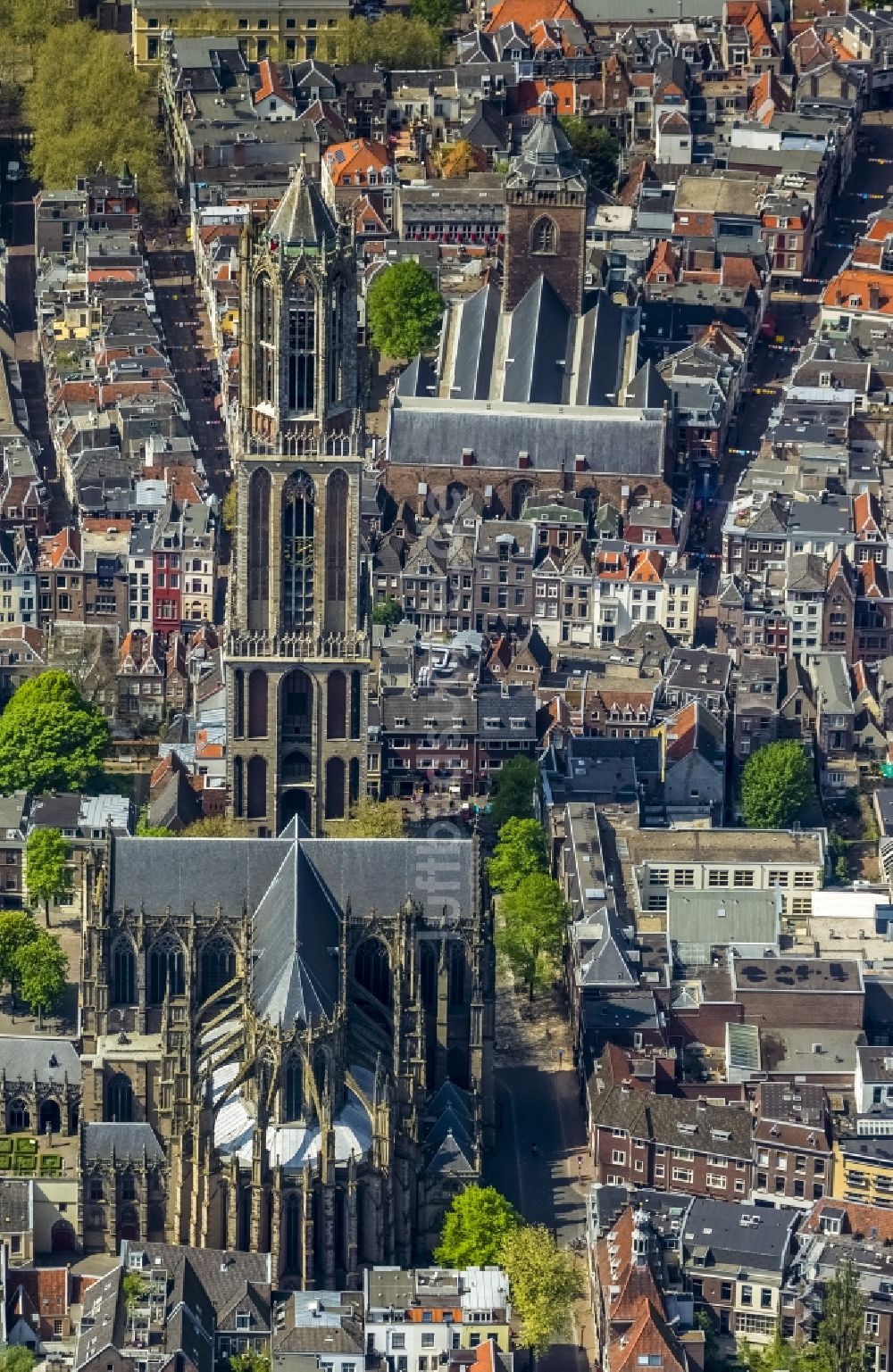 Utrecht von oben - Dom und Domkerk - Turm in der Altstadt von Utrech in Holland - Niederlanden