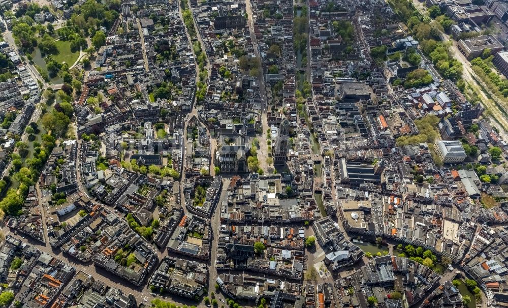 Luftbild Utrecht - Dom und Domkerk - Turm in der Altstadt von Utrech in Holland - Niederlanden