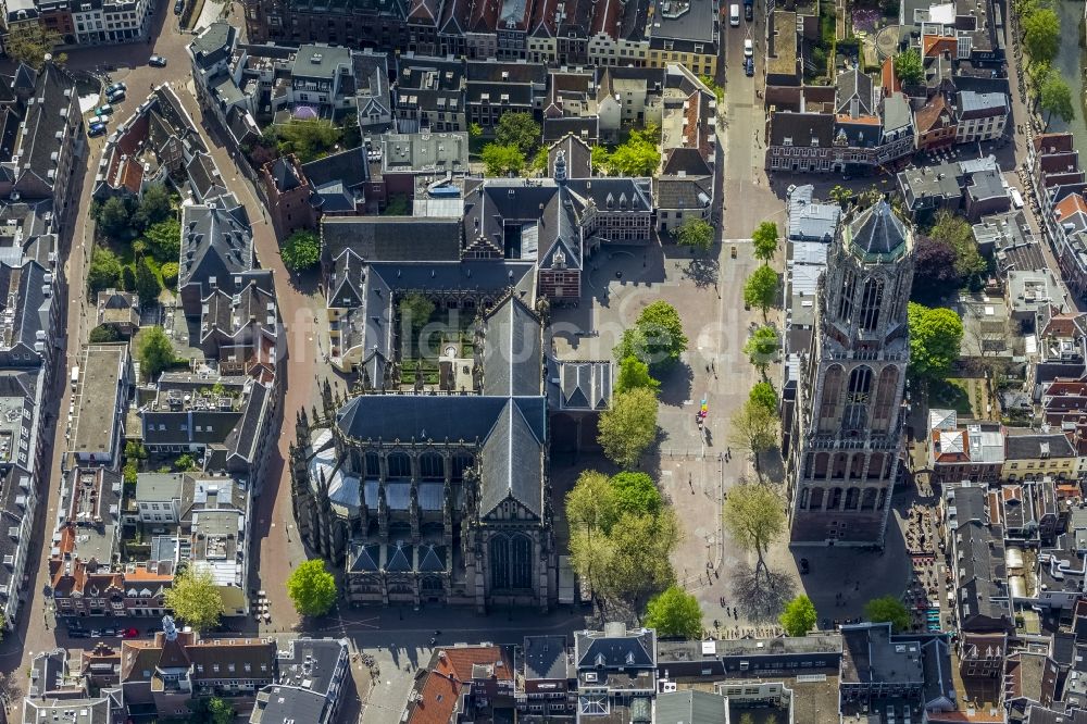 Luftaufnahme Utrecht - Dom und Domkerk - Turm in der Altstadt von Utrech in Holland - Niederlanden