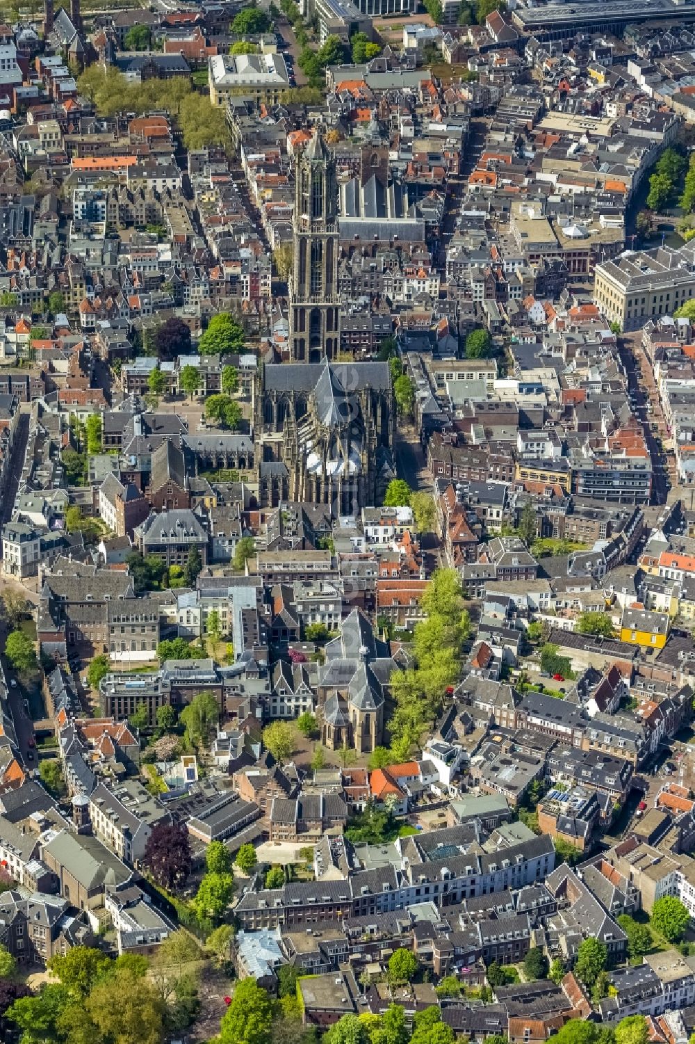 Utrecht von oben - Dom und Domkerk - Turm in der Altstadt von Utrech in Holland - Niederlanden