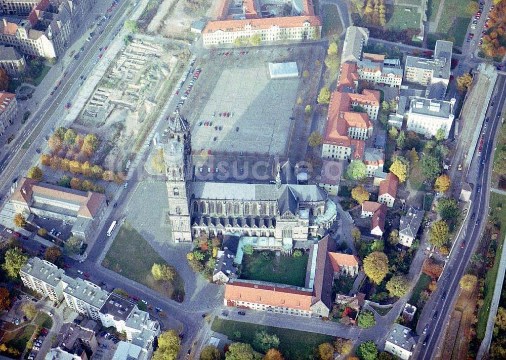 Magdeburg / Sachsen - Anhalt aus der Vogelperspektive: Dom mit Domplatz in Magdeburg / Sachsen - Anhalt.