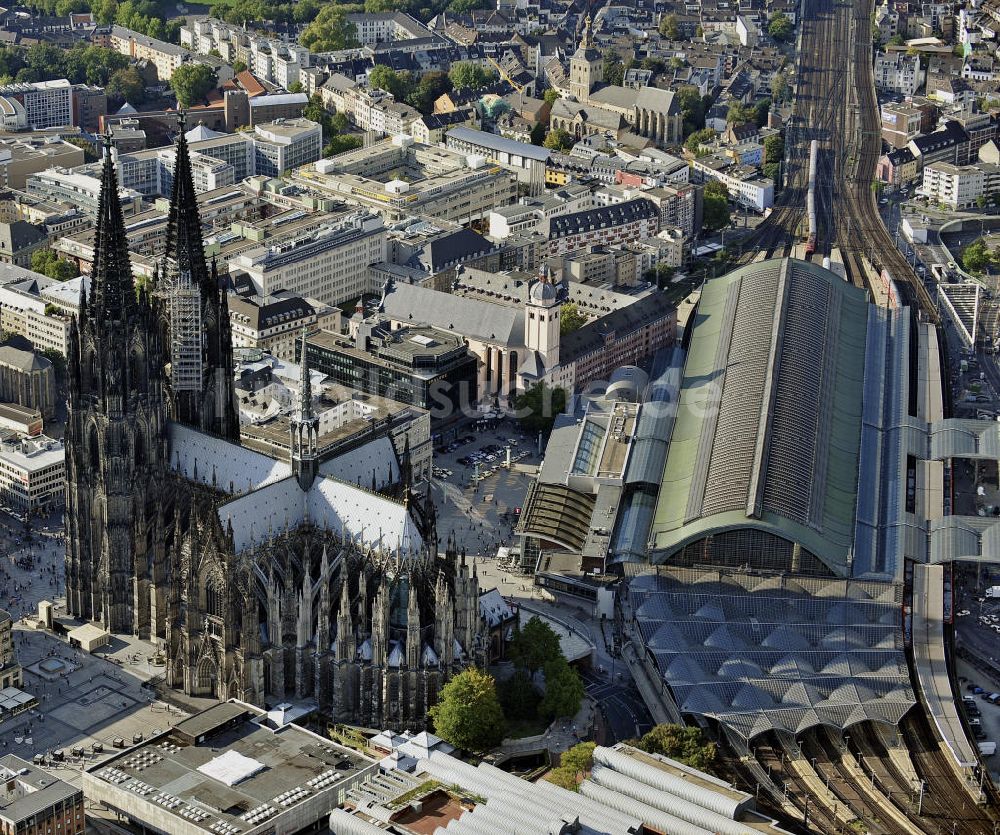 Köln aus der Vogelperspektive: Dom und Hauptbahnhof in Köln