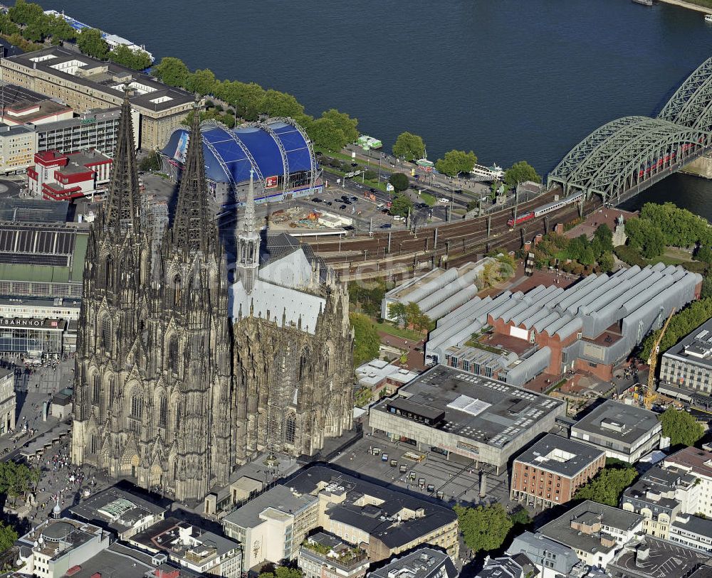 Köln aus der Vogelperspektive: Dom und Museum Ludwig in Köln