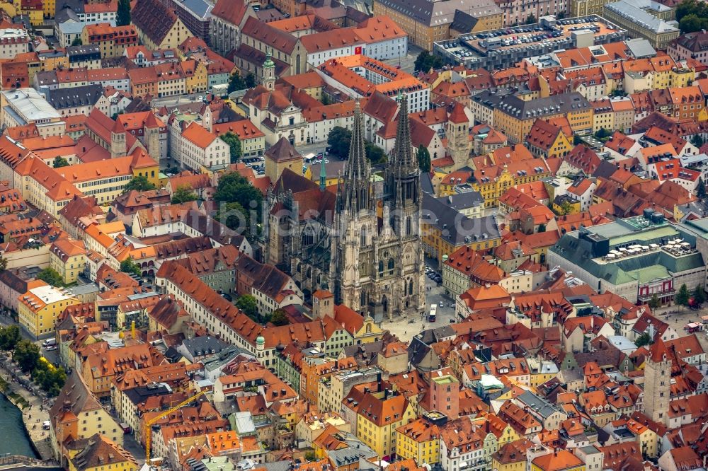 Regensburg aus der Vogelperspektive: Dom St Peter in der Altstadt in Regensburg im Bundesland Bayern