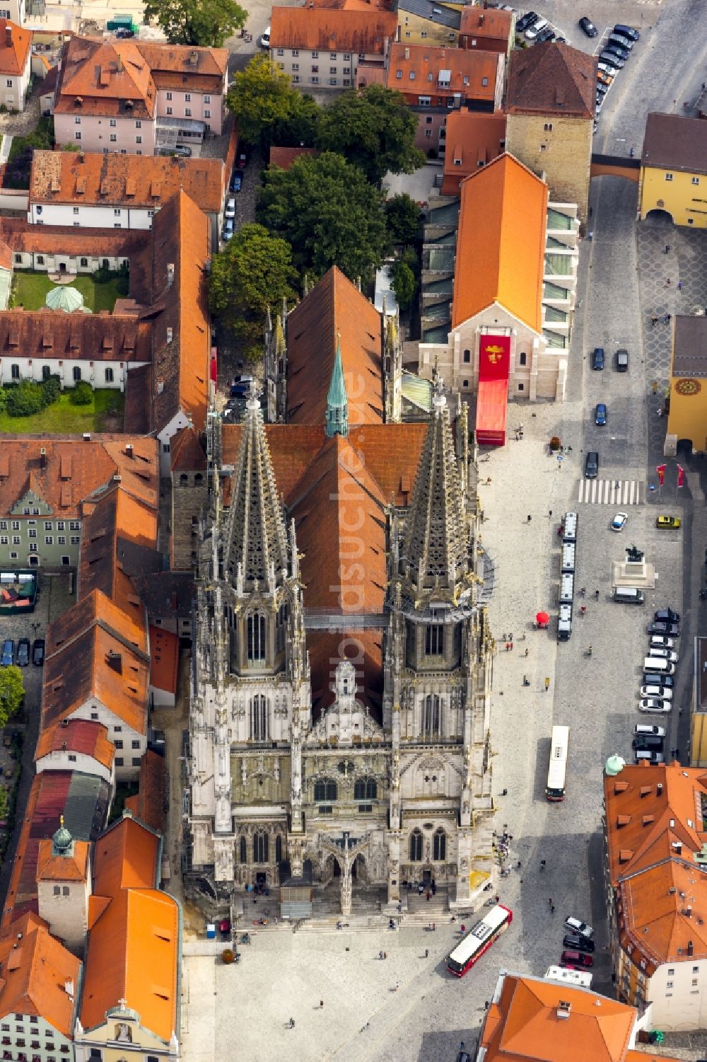 Regensburg von oben - Dom St Peter in der Altstadt in Regensburg im Bundesland Bayern