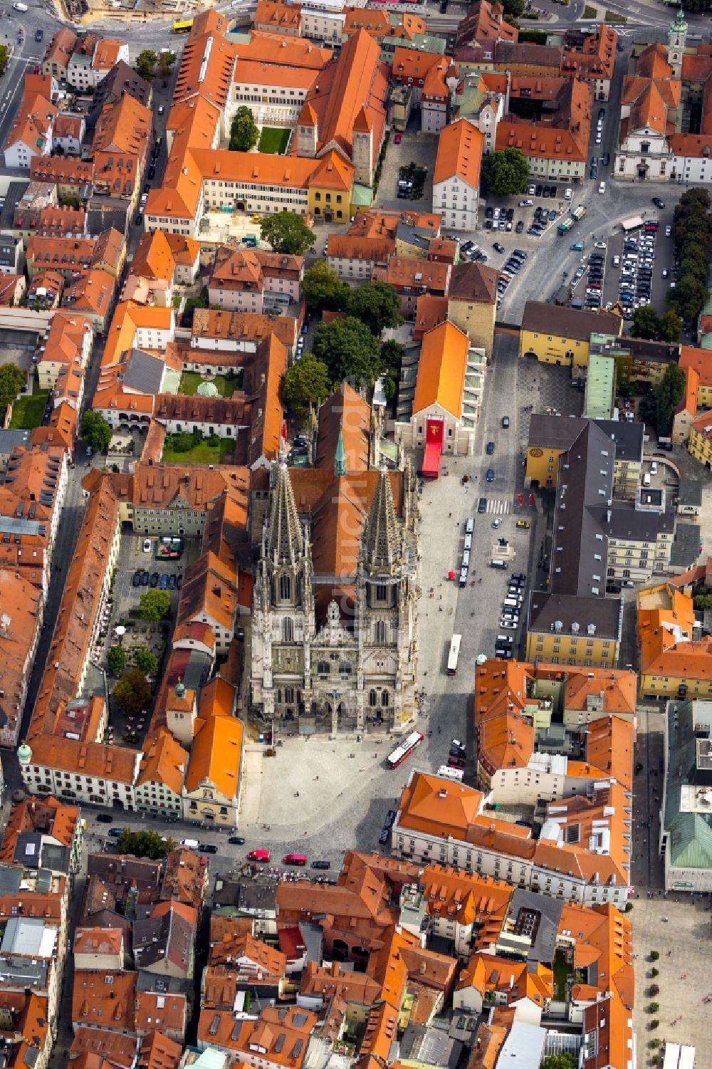 Regensburg aus der Vogelperspektive: Dom St Peter in der Altstadt in Regensburg im Bundesland Bayern