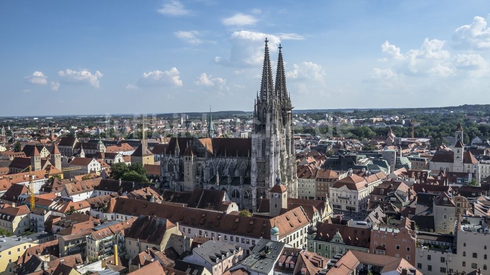 Regensburg aus der Vogelperspektive: Dom St Peter in der Altstadt in Regensburg im Bundesland Bayern