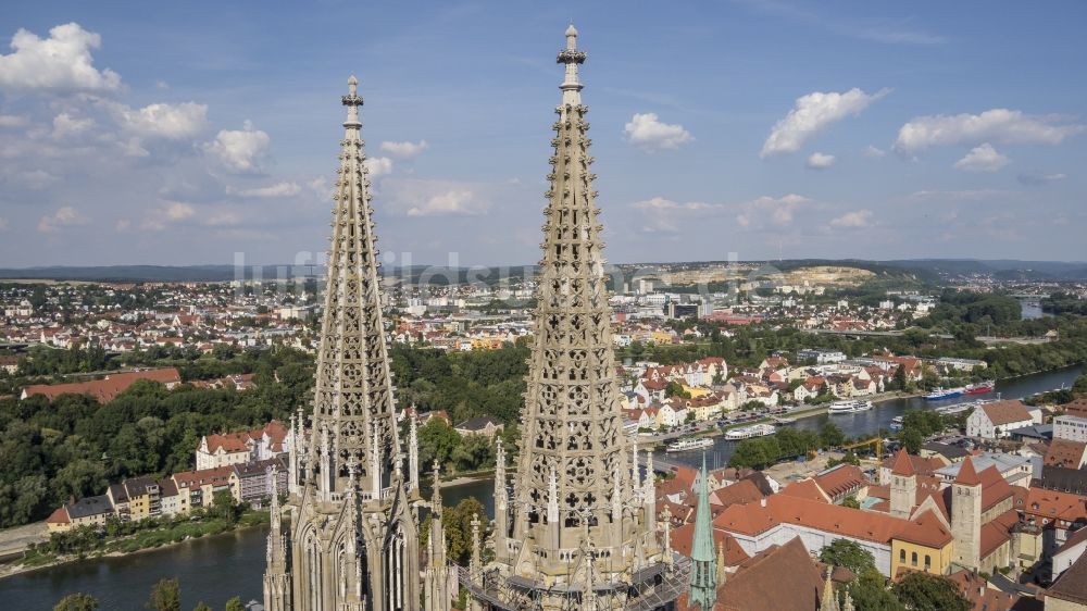 Luftaufnahme Regensburg - Dom St Peter in der Altstadt in Regensburg im Bundesland Bayern