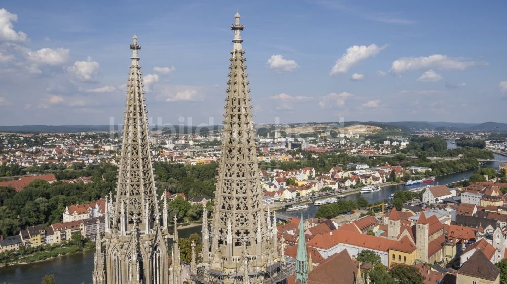 Regensburg von oben - Dom St Peter in der Altstadt in Regensburg im Bundesland Bayern