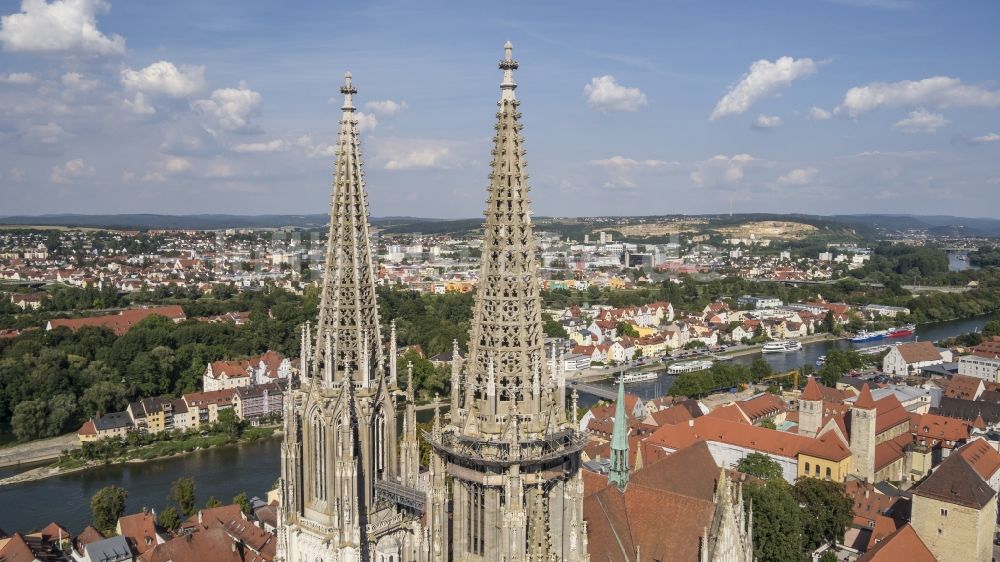 Regensburg aus der Vogelperspektive: Dom St Peter in der Altstadt in Regensburg im Bundesland Bayern