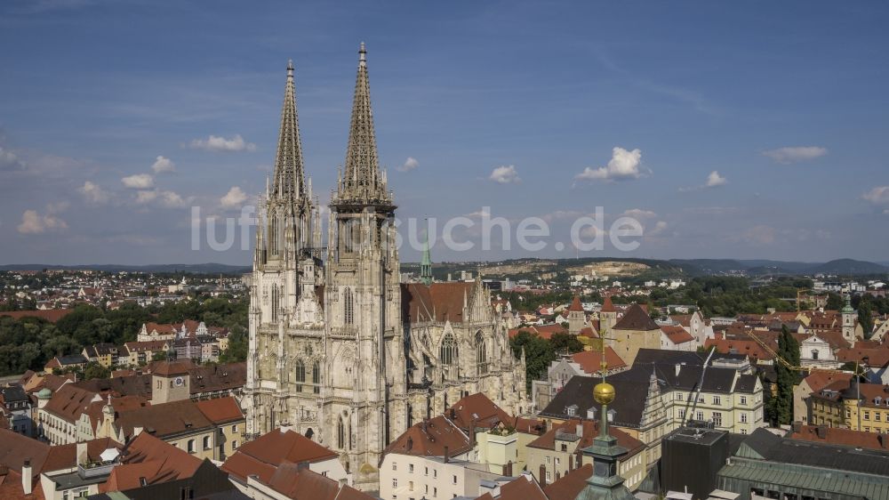 Regensburg von oben - Dom St Peter in der Altstadt in Regensburg im Bundesland Bayern