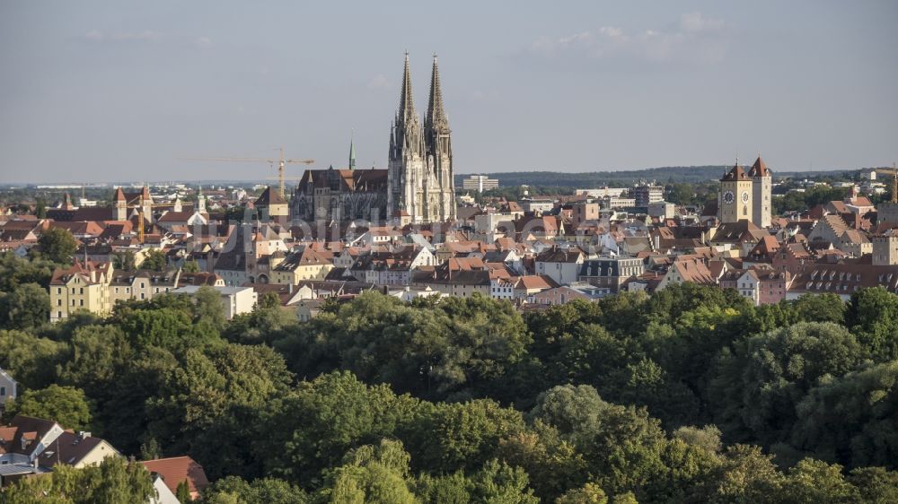 Regensburg aus der Vogelperspektive: Dom St Peter in der Altstadt in Regensburg im Bundesland Bayern