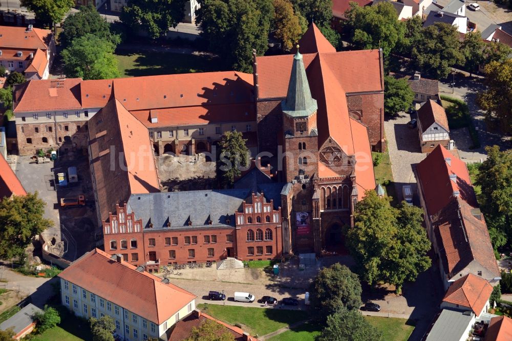 Luftaufnahme Brandenburg an der Havel - Dom St. Peter und Paul im Burghof in Brandenburg an der Havel in Brandenburg