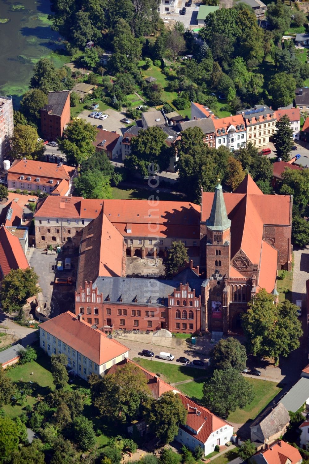 Brandenburg an der Havel von oben - Dom St. Peter und Paul im Burghof in Brandenburg an der Havel in Brandenburg