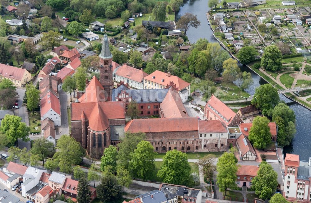 Luftbild Brandenburg an der Havel - Dom St. Peter und Paul im Burghof in Brandenburg an der Havel in Brandenburg