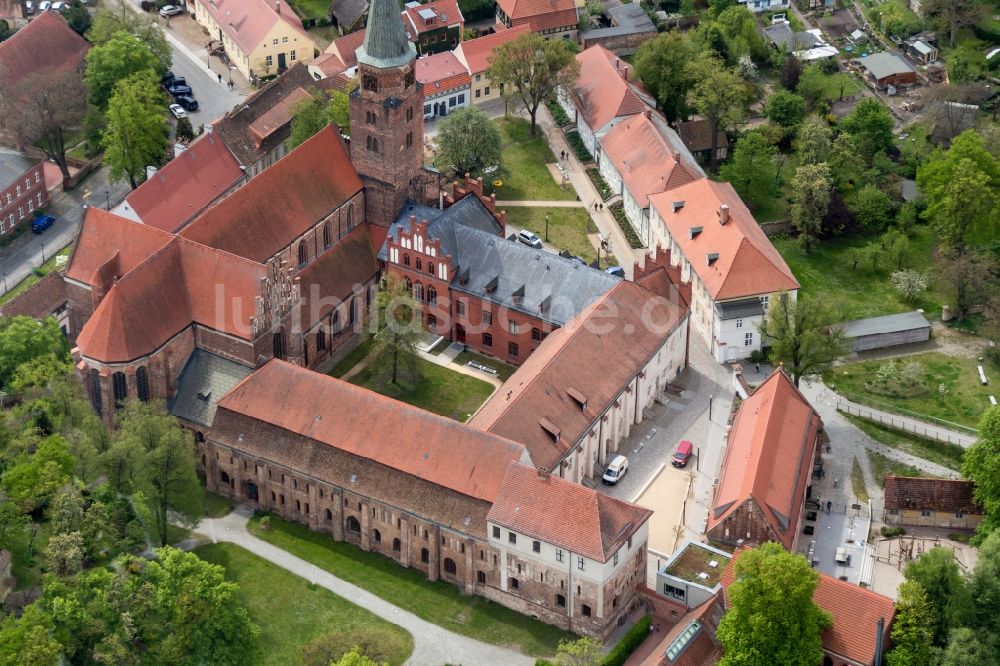 Luftaufnahme Brandenburg an der Havel - Dom St. Peter und Paul im Burghof in Brandenburg an der Havel in Brandenburg