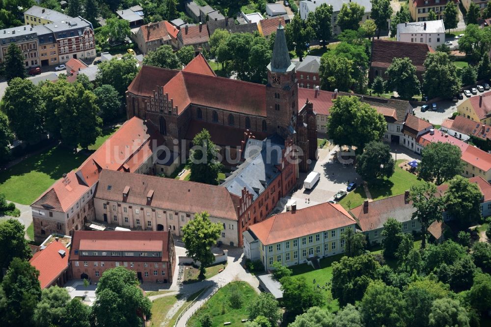 Luftaufnahme Brandenburg an der Havel - Dom St. Peter und Paul im Burghof in Brandenburg an der Havel in Brandenburg