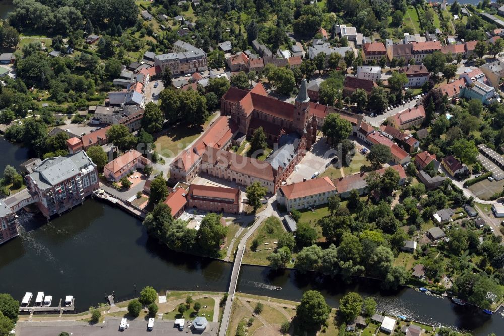 Brandenburg an der Havel von oben - Dom St. Peter und Paul im Burghof in Brandenburg an der Havel in Brandenburg