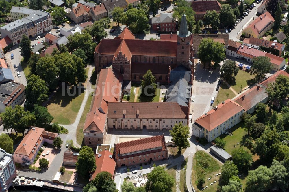 Brandenburg an der Havel aus der Vogelperspektive: Dom St. Peter und Paul im Burghof in Brandenburg an der Havel in Brandenburg