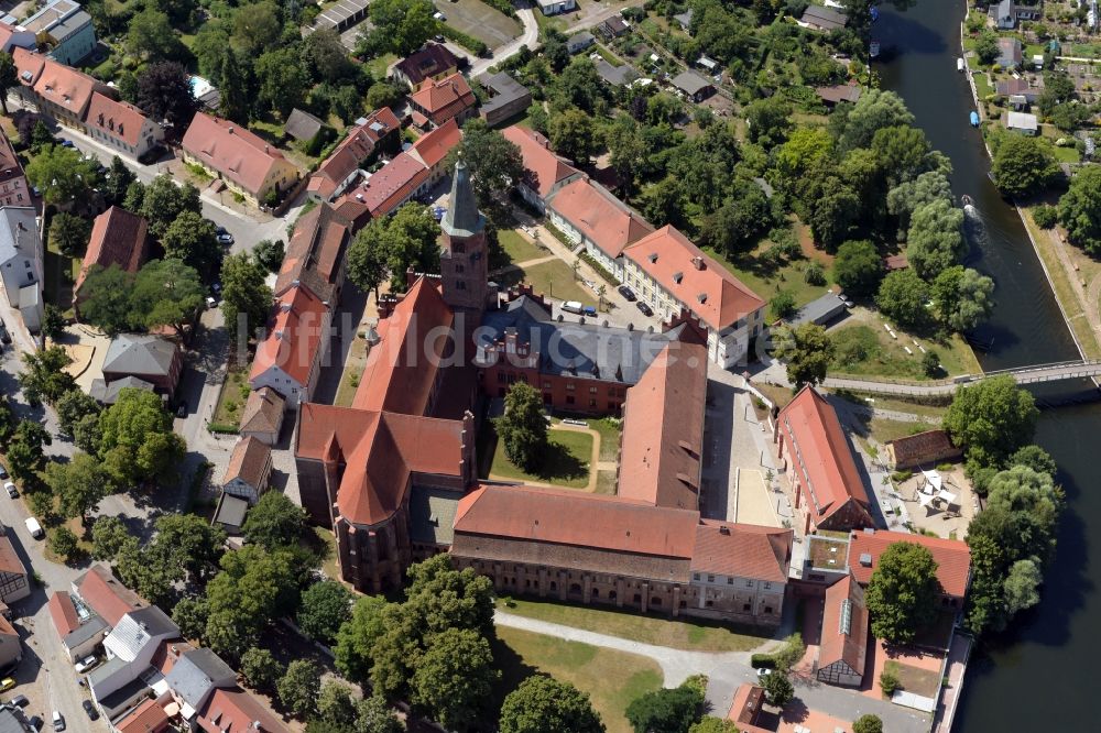 Luftaufnahme Brandenburg an der Havel - Dom St. Peter und Paul im Burghof in Brandenburg an der Havel in Brandenburg