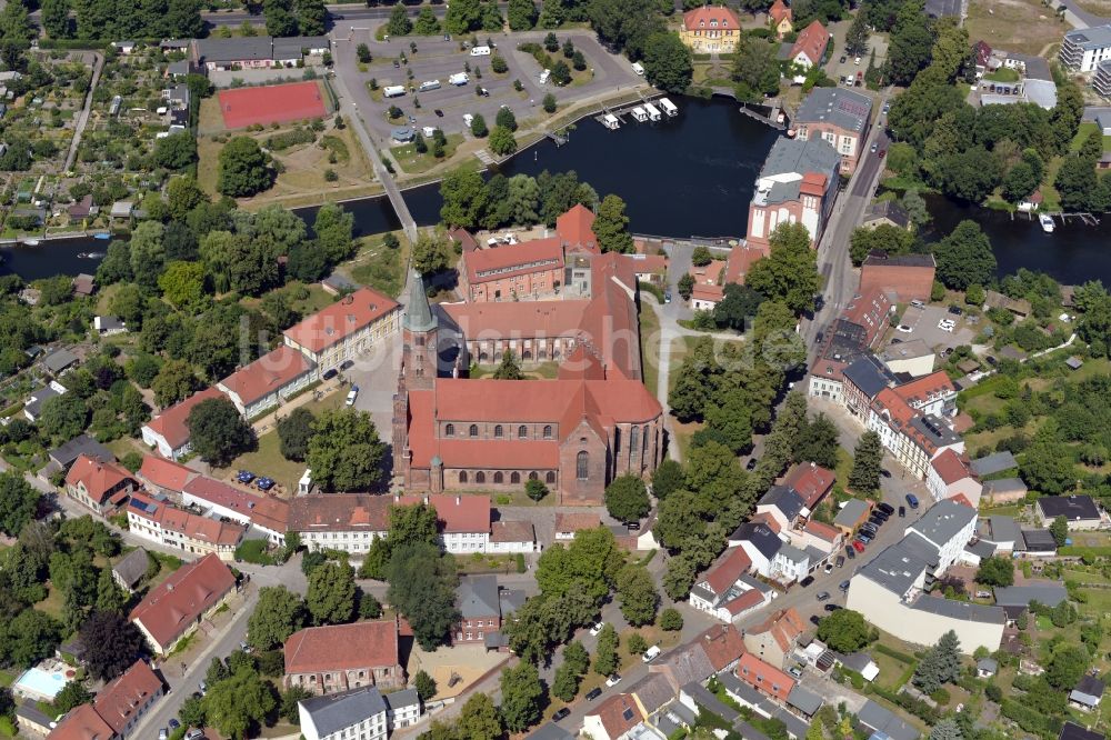 Luftbild Brandenburg an der Havel - Dom St. Peter und Paul im Burghof in Brandenburg an der Havel in Brandenburg