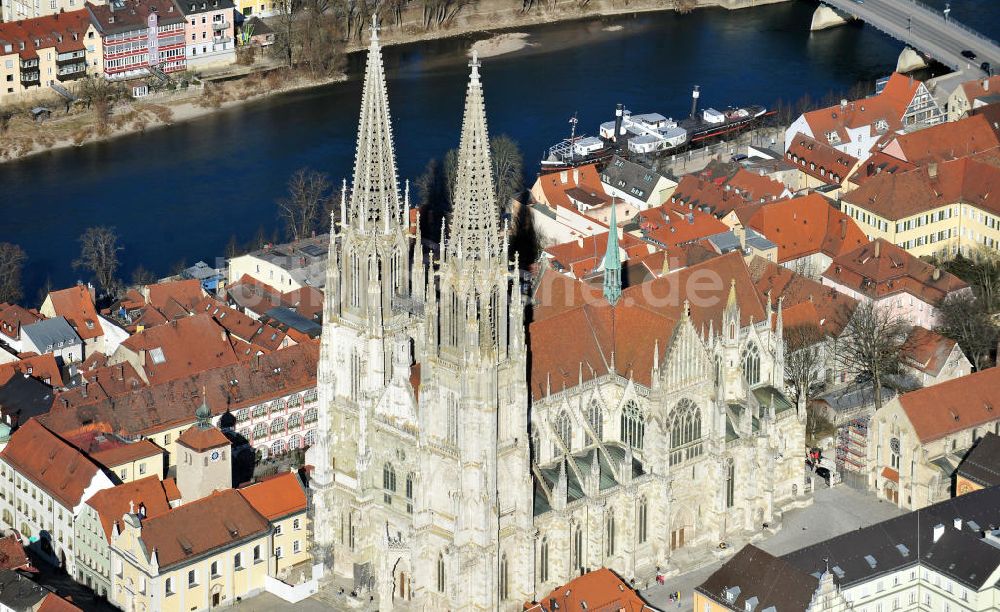 Regensburg aus der Vogelperspektive: Dom St. Peter in Regensburg