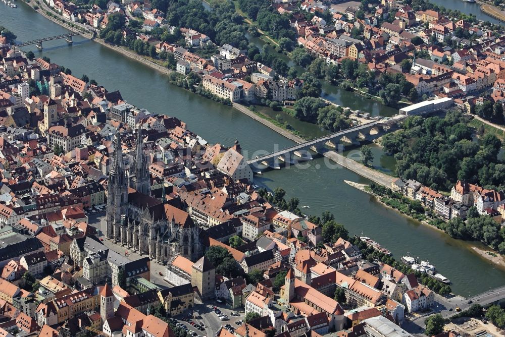 Luftbild Regensburg - Dom St. Peter und Steinerne Brücke im Altstadt- Zentrum in Regensburg im Bundesland Bayern