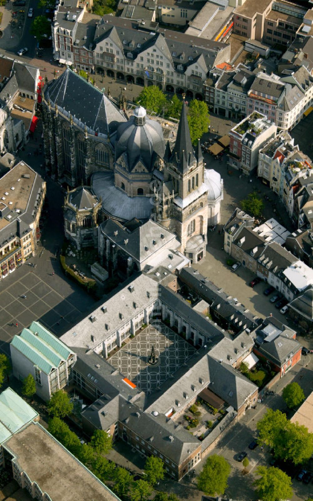 Luftaufnahme Aachen - Dom und Rathaus Aachen