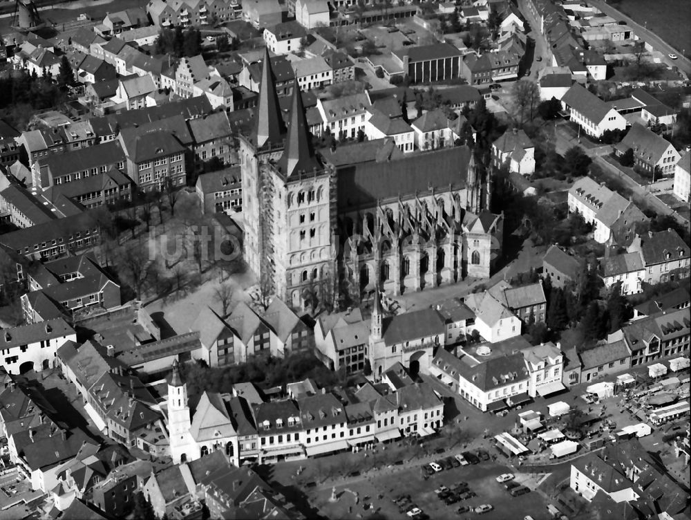 Xanten aus der Vogelperspektive: Dom St.Viktor Probsteikirche im Altstadt- Zentrum im Ortsteil Wardt in Xanten im Bundesland Nordrhein-Westfalen, Deutschland