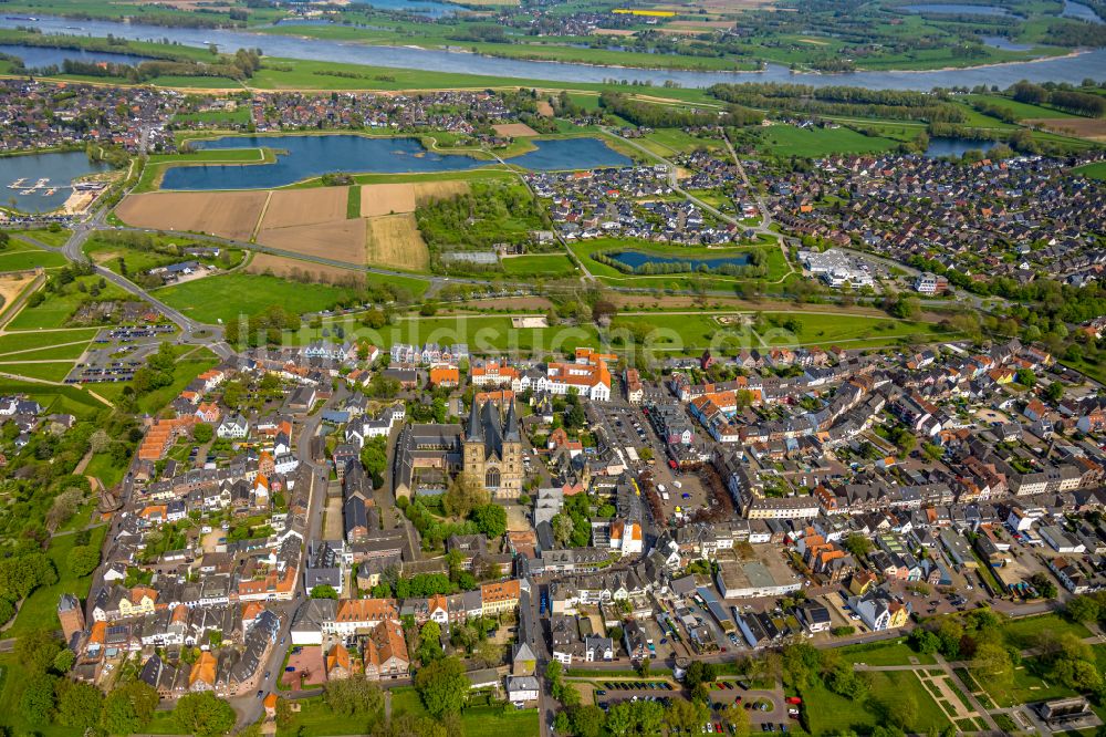 Xanten von oben - Dom St.Viktor Probsteikirche im Altstadt- Zentrum im Ortsteil Wardt in Xanten im Bundesland Nordrhein-Westfalen, Deutschland