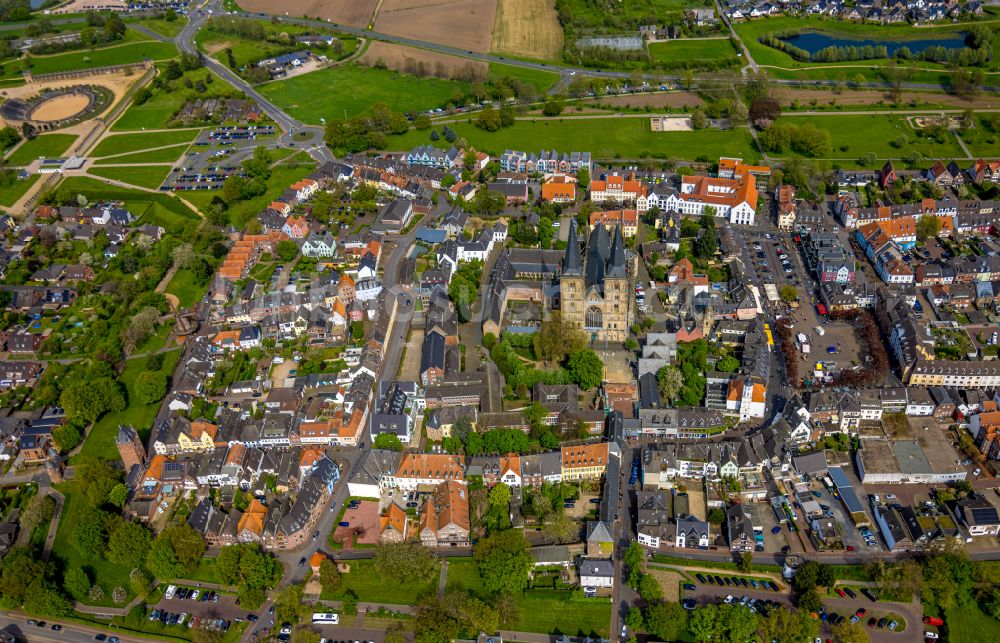 Xanten aus der Vogelperspektive: Dom St.Viktor Probsteikirche im Altstadt- Zentrum im Ortsteil Wardt in Xanten im Bundesland Nordrhein-Westfalen, Deutschland