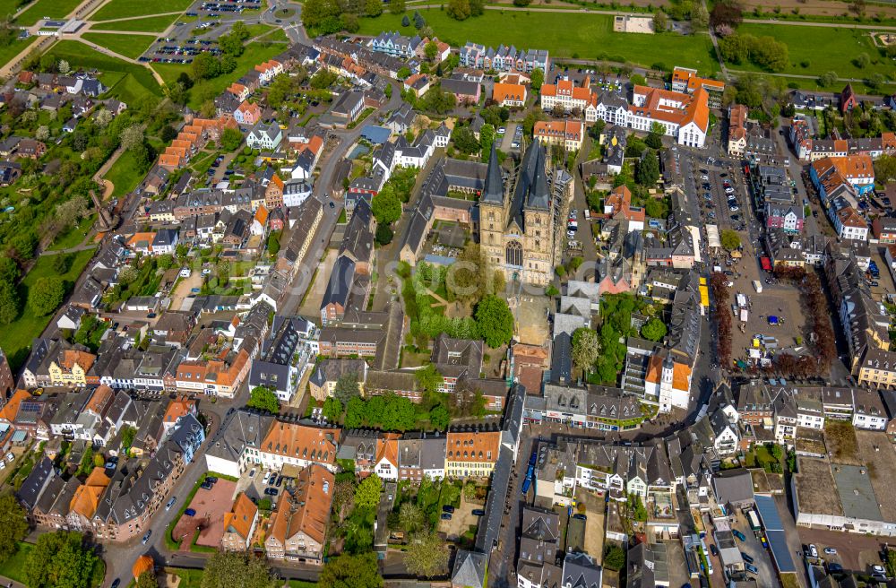 Luftbild Xanten - Dom St.Viktor Probsteikirche im Altstadt- Zentrum im Ortsteil Wardt in Xanten im Bundesland Nordrhein-Westfalen, Deutschland