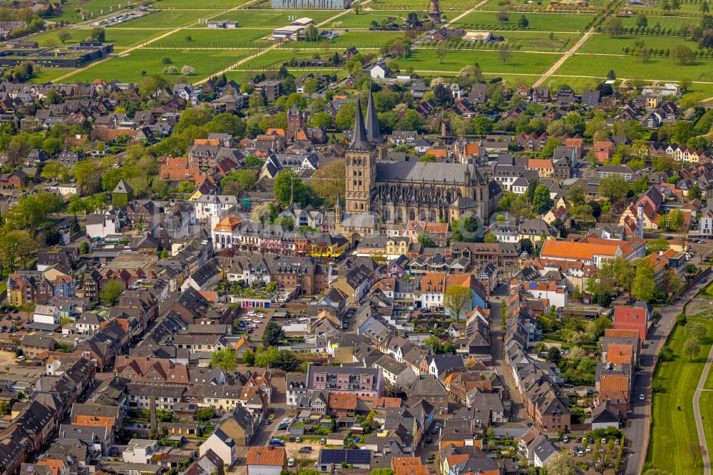 Luftbild Xanten - Dom St.Viktor Probsteikirche im Altstadt- Zentrum im Ortsteil Wardt in Xanten im Bundesland Nordrhein-Westfalen, Deutschland