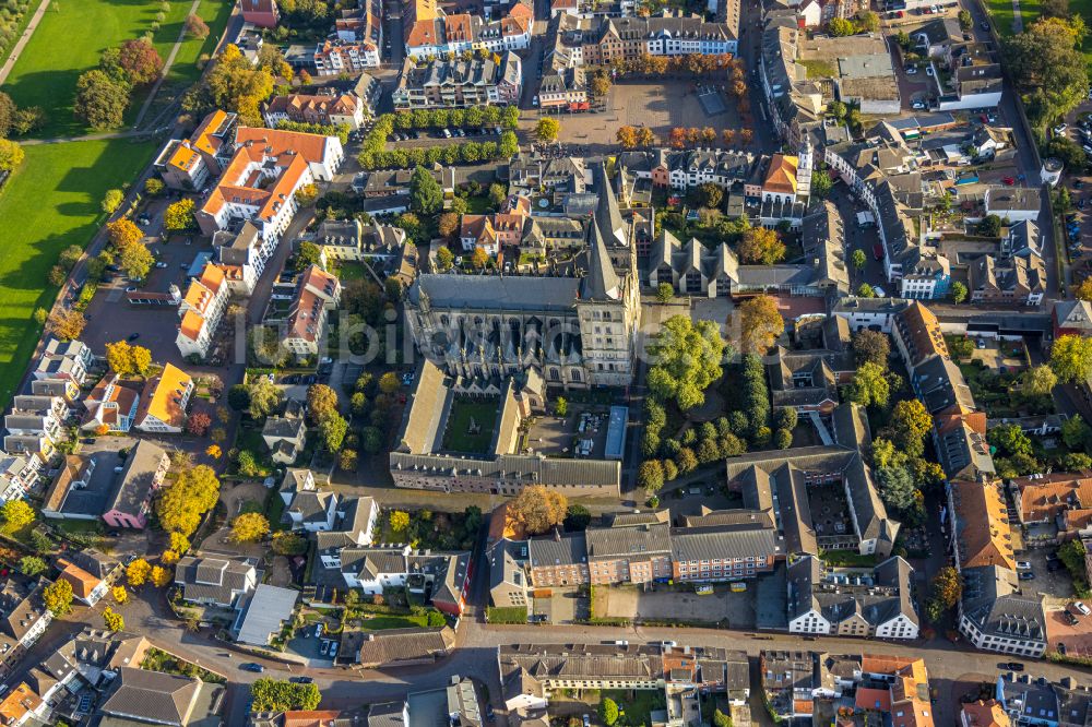 Luftbild Xanten - Dom St.Viktor Probsteikirche im Altstadt- Zentrum im Ortsteil Wardt in Xanten im Bundesland Nordrhein-Westfalen, Deutschland