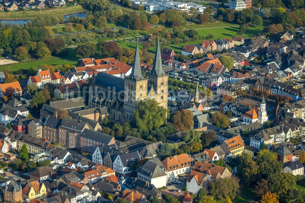 Xanten aus der Vogelperspektive: Dom St.Viktor Probsteikirche im Altstadt- Zentrum im Ortsteil Wardt in Xanten im Bundesland Nordrhein-Westfalen, Deutschland