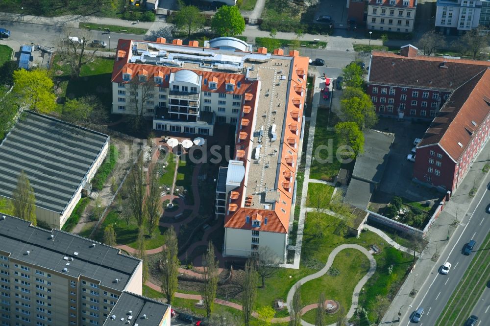 Luftbild Berlin - DOMICIL- Seniorenpflegeheim an der Alfred-Kowalke-Straße im Stadtbezirk Lichtenberg in Berlin