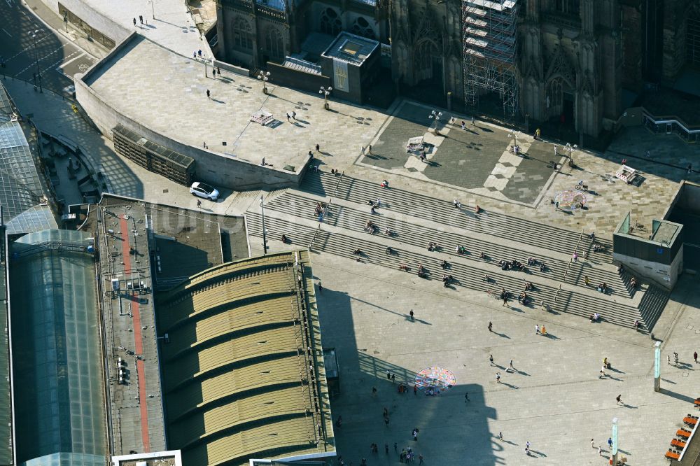 Luftaufnahme Köln - Domplatte am Kirchengebäude Kölner Dom in der Altstadt in Köln im Bundesland Nordrhein-Westfalen, Deutschland