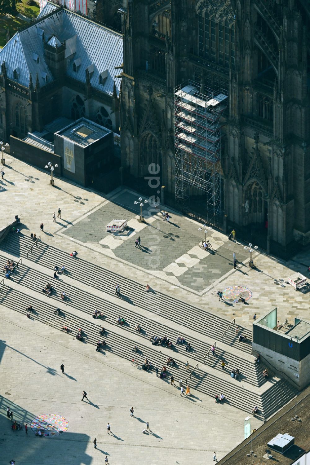 Luftbild Köln - Domplatte am Kirchengebäude Kölner Dom in der Altstadt in Köln im Bundesland Nordrhein-Westfalen, Deutschland