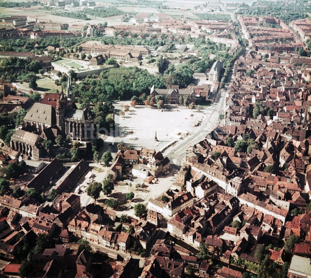 Erfurt von oben - Domplatz mit dem Erfurter Dom im Innenstadt- Zentrum in Erfurt im Bundesland Thüringen