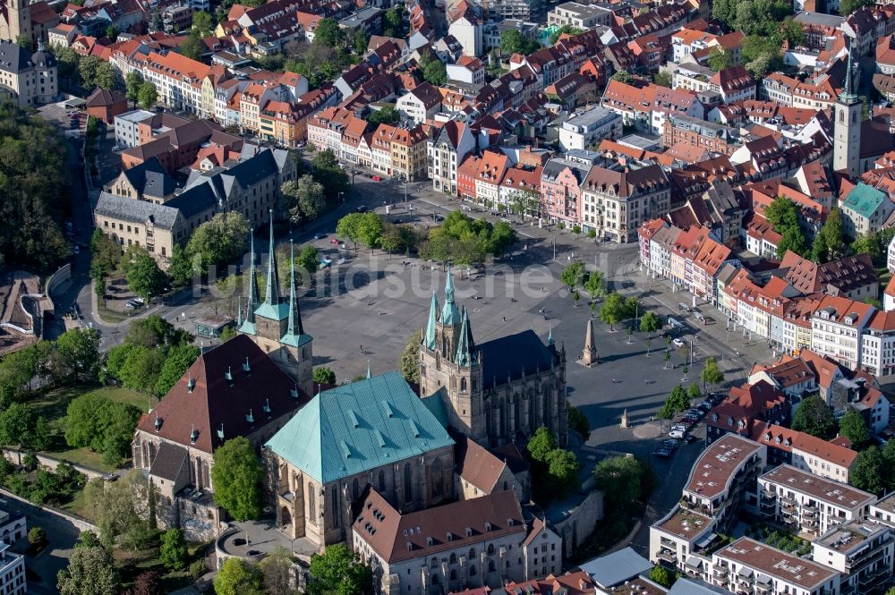 Luftbild Erfurt - Domplatz mit dem Erfurter Dom im Innenstadt- Zentrum in Erfurt im Bundesland Thüringen