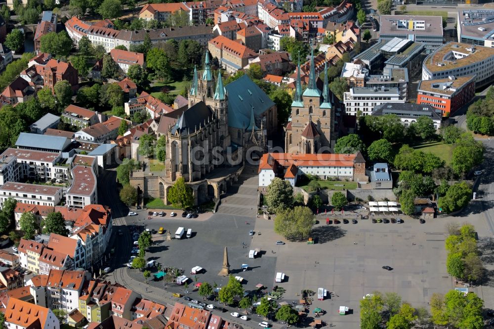 Erfurt von oben - Domplatz mit dem Erfurter Dom im Innenstadt- Zentrum in Erfurt im Bundesland Thüringen