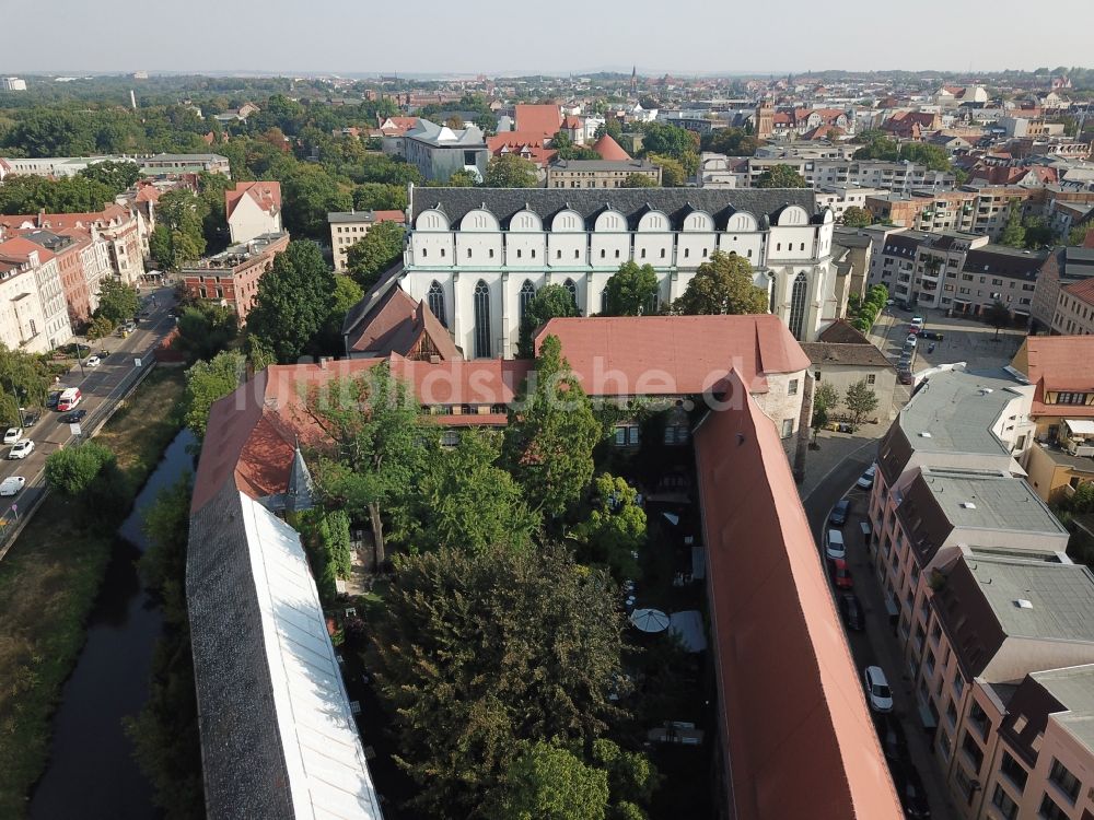 Halle (Saale) von oben - Domplatz und die Neue Residenz im Zentrum der Altstadt von Halle in Sachsen-Anhalt