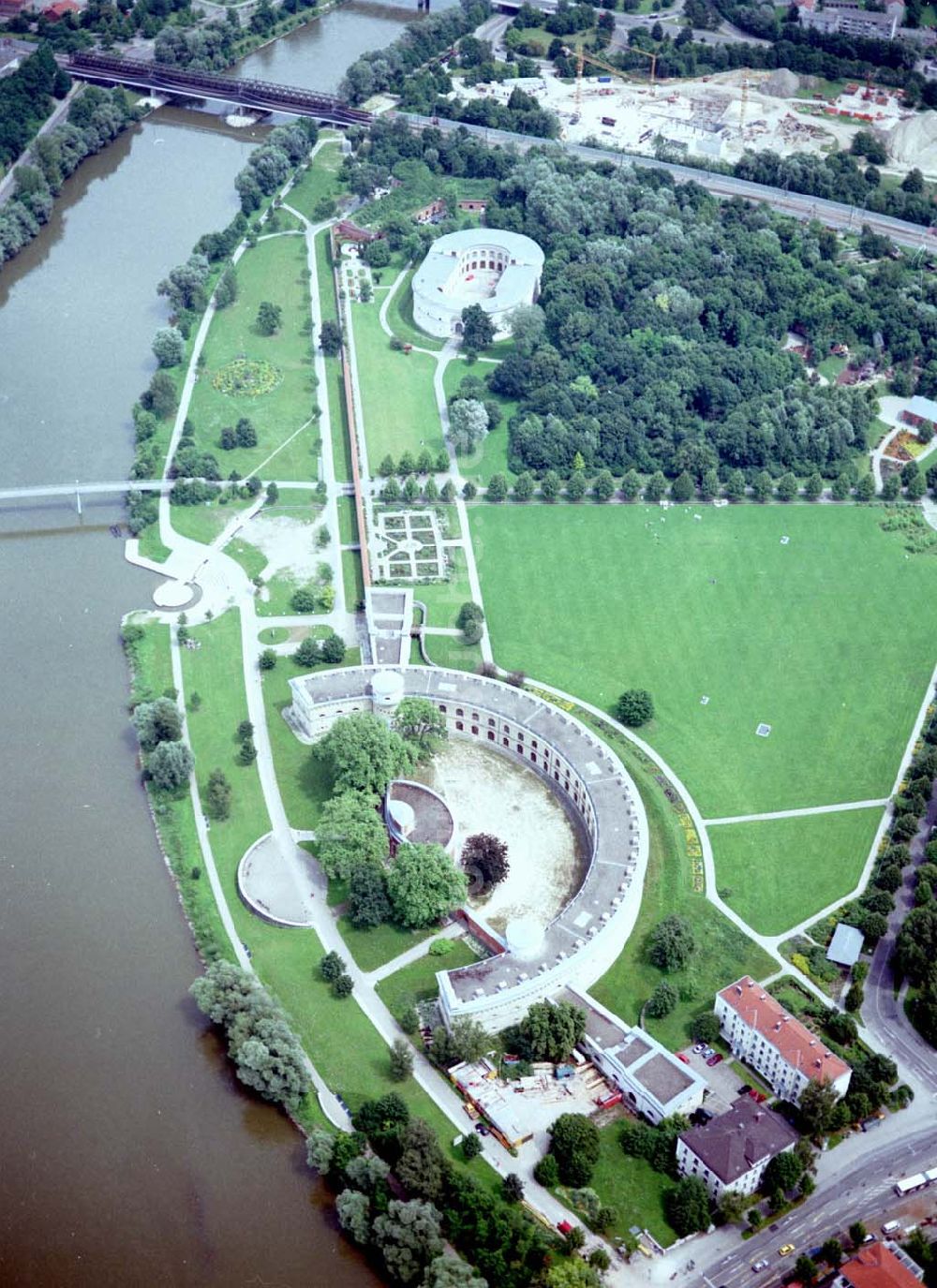 Luftaufnahme Ingolstadt - Donaubühne Reduit Tilly mit der Turm Triva im Klenzepark in Ingolstadt.