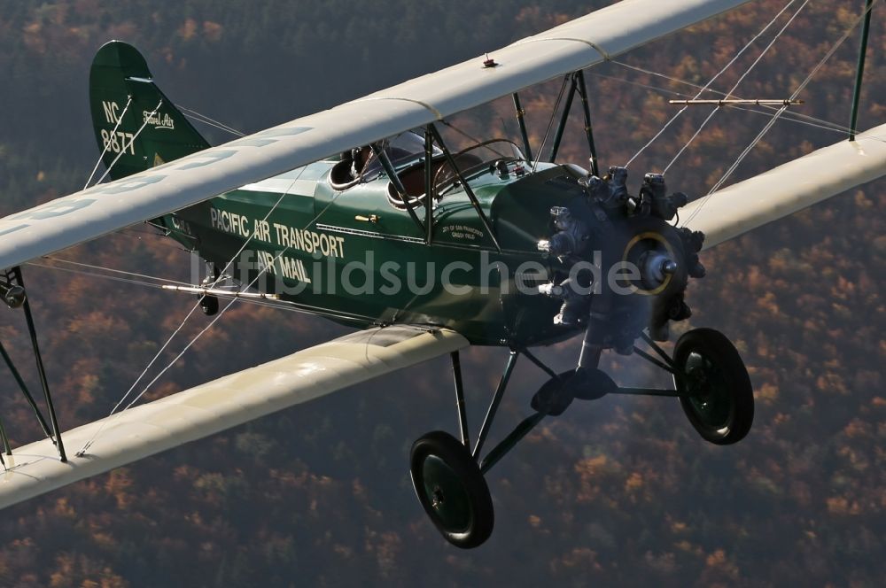 Mengen von oben - Doppeldecker- Flugzeug Travel Air 4000 im Flug bei Mengen im Bundesland Baden-Württemberg