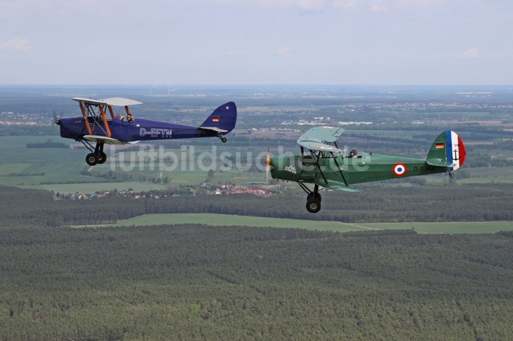 Luftbild Tübingen - Doppeldecker- Formation De Havilland Tiger Moth und Stampe SV4 im Fluge über dem Luftraum in Tübingen im Bundesland Baden-Württemberg