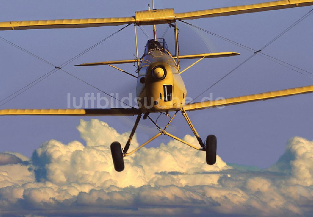 Großenhain aus der Vogelperspektive: Doppeldecker de Havilland D.H.82 Tiger Moth nahe dem Flugplatz Großenhain Sachsen