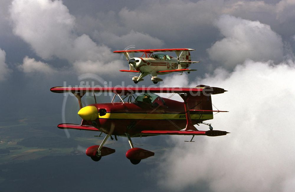 Luftaufnahme Villingen-Schwenningen - Doppeldecker Pitts S-1S und Pitts S-2A nahe dem Flugplatz Schwenningen am Neckar