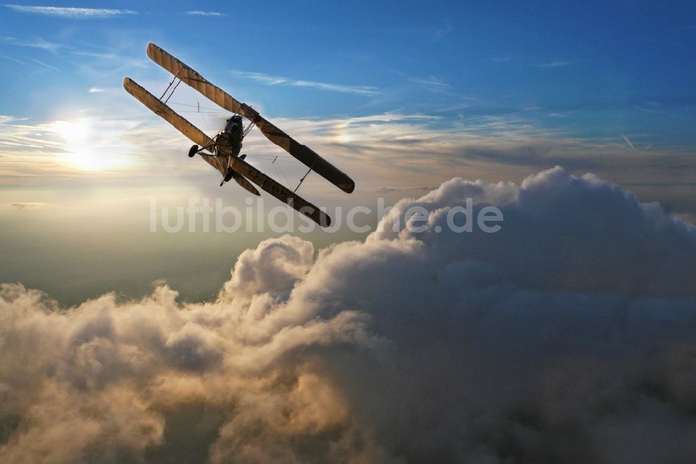 Mengen aus der Vogelperspektive: Doppeldecker / Schulflugzeug / Flugzeug vom Typ de Havilland D.H.82 Tiger Moth nahe dem Flugplatz in Mengen im Bundesland Baden-Württemberg