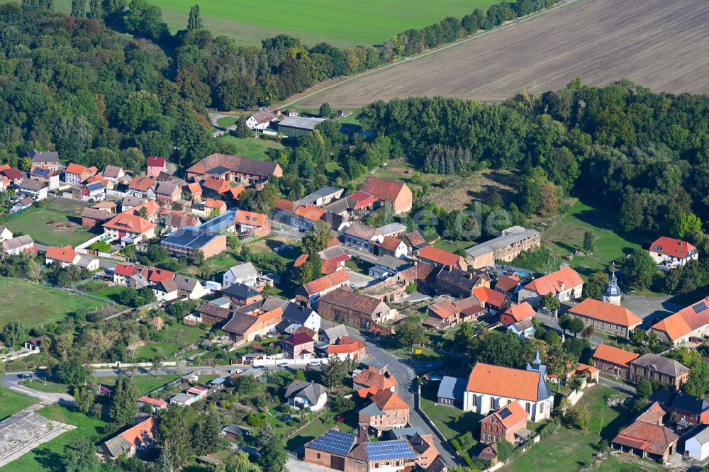 Aderstedt aus der Vogelperspektive: Dorf - Ansicht in Aderstedt im Bundesland Sachsen-Anhalt, Deutschland