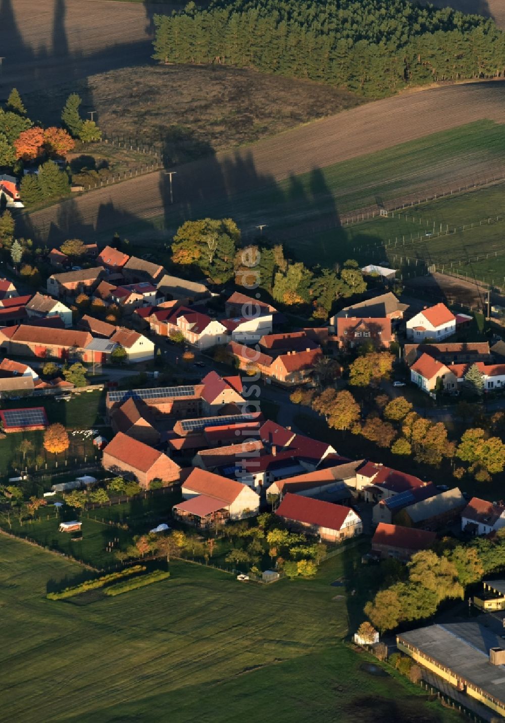 Luftaufnahme Ahrensdorf - Dorf - Ansicht von Ahrensdorf im Bundesland Brandenburg